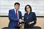 Baurzhan Erdembekov and Zhanna Ermakova. Signing of new cooperation agreement.     [107 Kb]