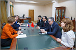 Meeting the delegation from the Chinese Consulate General in Kazan.     [175 Kb]