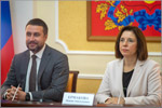 Denis Tolpeikin, Minister of digital development, communications,and mass media and OSU rector Zhanna Ermakova.     [118 Kb]
